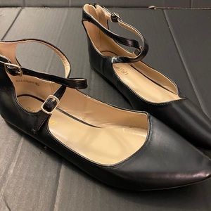 Cute black flats size 9